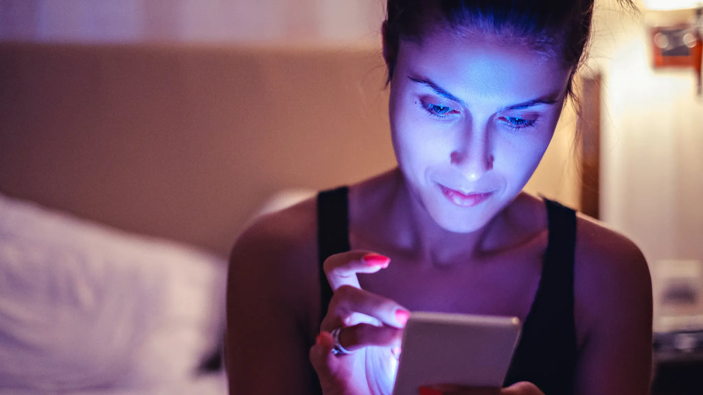 Kaip mėlyna šviesa iš telefonų ir kompiuterių skatina odos senėjimą?